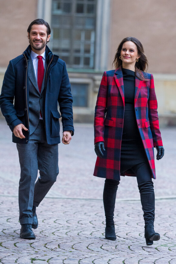 La princesse Sofia de Suède (enceinte) et le prince Carl Philip de Suède lors de la distribution des arbres de Noël au palais royal de Stockholm. Le 16 décembre 2020.