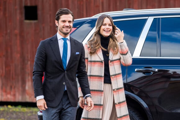 Le prince Carl Philip et la princesse Sofia de Suède se rendent à la ferme restaurant "Kulinarika" à Västra Ämtervik dans la municipalité de Sunne, le 28 octobre 2020.