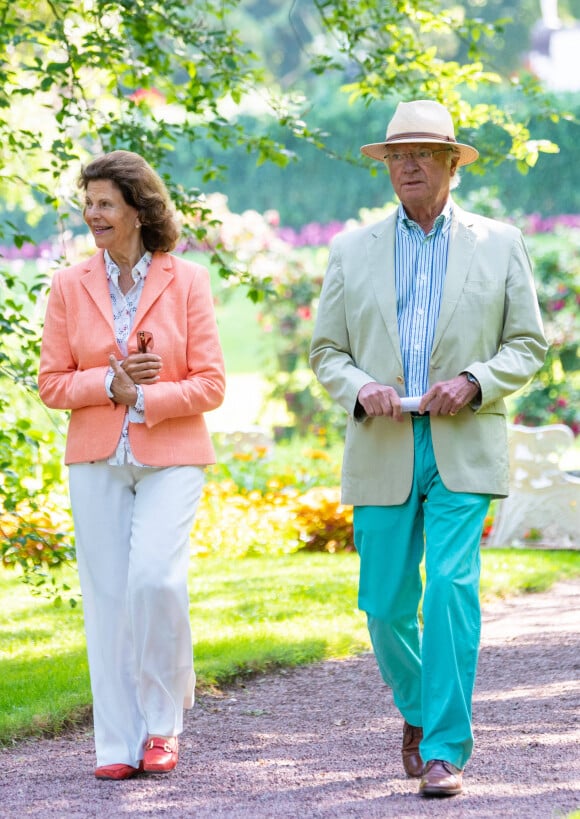 Le roi Carl XVI Gustav de Suède et la reine Silvia de Suède à l'exposition de jardin "Idéträdgårdsutställning" au château de Solliden à Borgholm, Suède, le 3 juillet 2021.