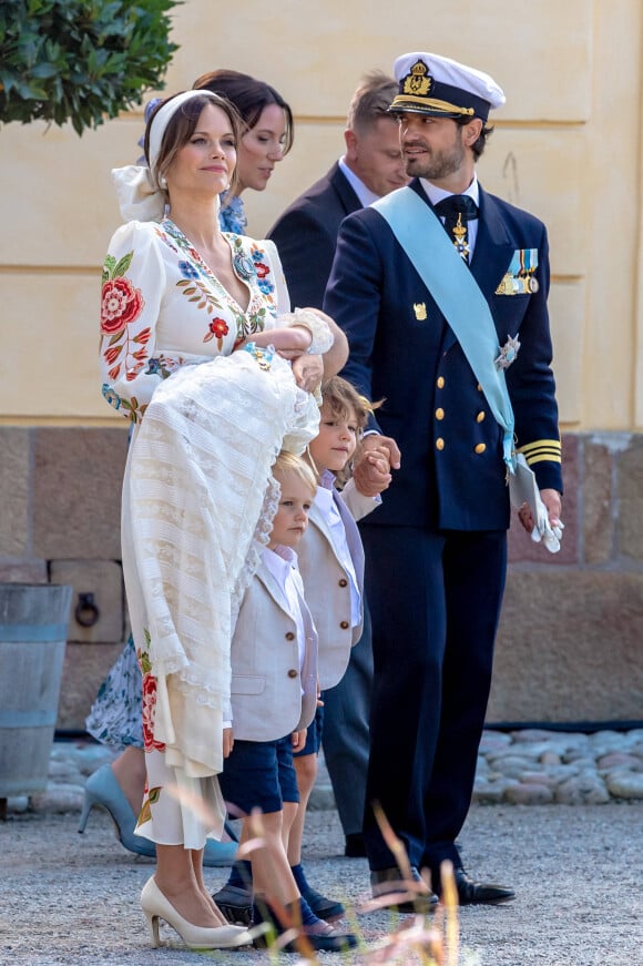Le prince Carl Philip, la princesse Sofia de Suède, leurs enfants le prince Alexander de Suède, le prince Gabriel de Suède et le prince Julian, duc de Hallan - La famille royale suédoise au baptême du prince Julian, duc de Halland au château de Drottningholm sur l'île de Lovön à Ekero en Suède le 14 août 2021 