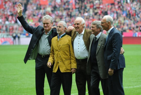 L'ancien attaquant allemand du Bayern Munich Gerd Müller, Ballon d'Or 1970, est décédé à l'âge de 75 ans