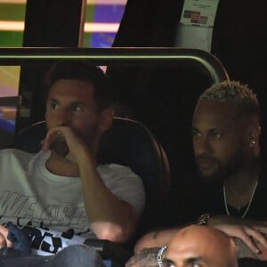 Antonella Roccuzzo, Lionel Leo Messi, Neymar dans les tribunes - Match de football en ligue 1 Uber Eats : Le PSG (Paris Saint-Germain) remporte la victoire 4-2 contre Strasbourg au Parc des Princes le 14 août 2021. Pas de jauge pour ce match, le Parc des Princes est rempli au maximum de sa capacité, une première depuis 18 mois. © Lionel Urman / Panoramic / Bestimage