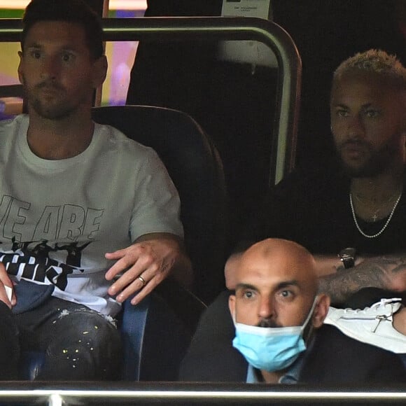 Antonella Roccuzzo, Lionel Leo Messi, Neymar dans les tribunes - Match de football en ligue 1 Uber Eats : Le PSG (Paris Saint-Germain) remporte la victoire 4-2 contre Strasbourg au Parc des Princes le 14 août 2021. Pas de jauge pour ce match, le Parc des Princes est rempli au maximum de sa capacité, une première depuis 18 mois. © Lionel Urman / Panoramic / Bestimage