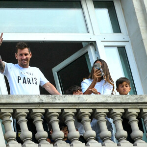 Lionel Leo Messi, sa femme Antonella Roccuzzo et leurs enfants Thiago et Mateo saluent les nombreux fans du PSG sur la terrasse de leur balcon à l'hôtel Royal Monceau à Parisle 10 août 2021. © Pierre Perusseau/Bestimage
