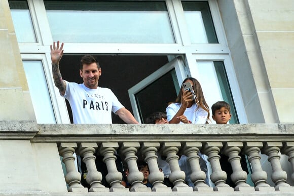 Lionel Leo Messi, sa femme Antonella Roccuzzo et leurs enfants Thiago et Mateo saluent les nombreux fans du PSG sur la terrasse de leur balcon à l'hôtel Royal Monceau à Parisle 10 août 2021. © Pierre Perusseau/Bestimage