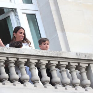 Lionel Leo Messi, sa femme Antonella Roccuzzo et leurs enfants Thiago et Mateo saluent les nombreux fans du PSG sur la terrasse de leur balcon à l'hôtel Royal Monceau à Parisle 10 août 2021. © Tiziano da Silva / Bestimage