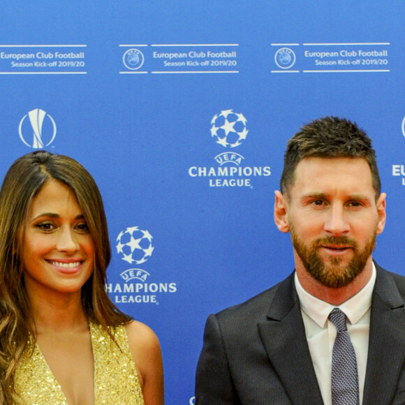 Lionel Leo Messi et sa femme Antonella Roccuzzo Messi au photocall de la cérémonie du tirage au sort de la phase de poules de l'édition 2019-2020 de la Ligue des Champions à Monaco, le 29 août 2019.