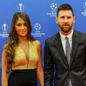 Lionel Leo Messi et sa femme Antonella Roccuzzo Messi au photocall de la cérémonie du tirage au sort de la phase de poules de la Ligue des Champions à Monaco.
