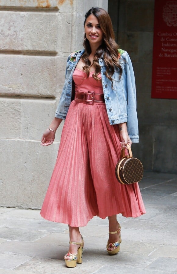 Antonella Roccuzzo (le femme de L. Messi) et ses amies assistent au défilé "Rosa Clara" à Barcelone, le 25 avril 2019.