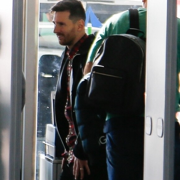 Lionel Messi et sa femme Antonella Roccuzzo vont prendre un avion à Barcelone pour Madrid le 18 mars 2019.