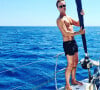 Cyril Féraud a partagé cette photo de lui torse nu en vacances sous le soleil de la Grèce. Août 2021.