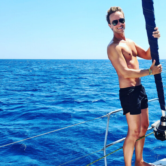 Cyril Féraud a partagé cette photo de lui torse nu en vacances sous le soleil de la Grèce. Août 2021.