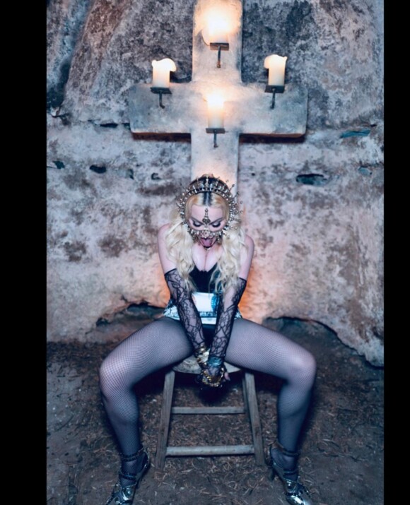 Madonna fête ses 63 ans : soirée "Byzance", bas résille et décolleté plongeant pour la star !