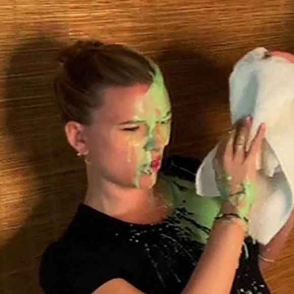 Scarlett Johansson piégée par son mari Colin Jost lors des MTV Movie & TV Awards 2021.