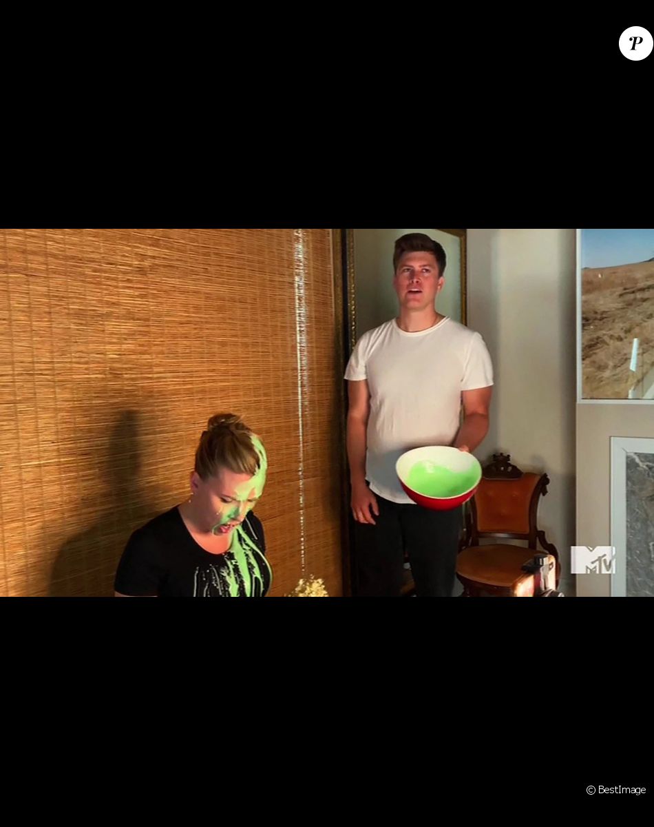 Scarlett Johansson piégée par son mari Colin Jost lors des MTV Movie & TV Awards 2021.