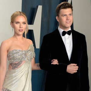 Scarlett Johansson et son mari Colin Jost à la soirée "Vanity Fair Oscar Party" après la 92ème cérémonie des Oscars 2020 au Wallis Annenberg Center for the Performing Arts à Los Angeles, le 9 février 2020. 