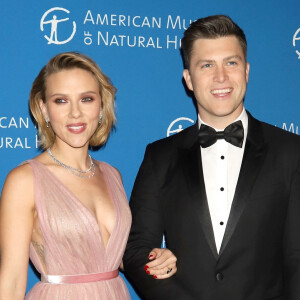 Scarlett Johansson et son mari Colin Jost au photocall de la soirée "American Museum of Natural History Gala" à New York