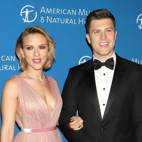 Scarlett Johansson et son mari Colin Jost au photocall de la soirée "American Museum of Natural History Gala" à New York