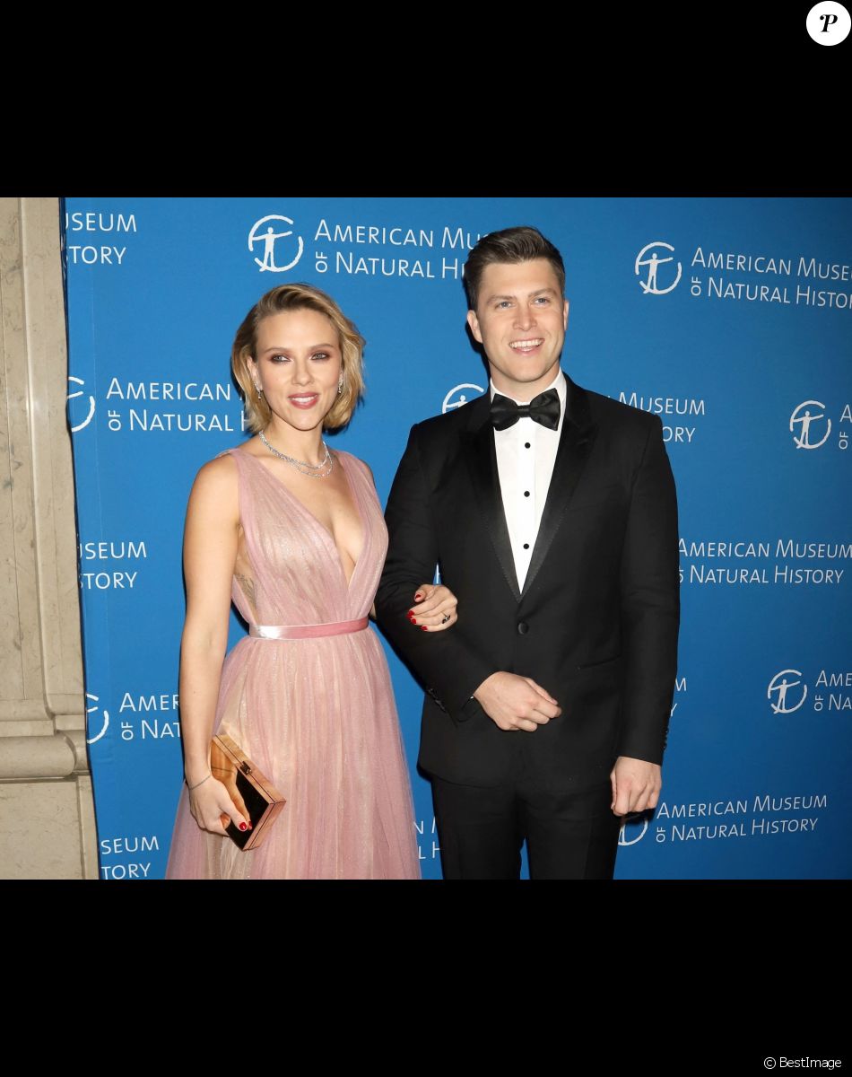 Scarlett Johansson et son mari Colin Jost au photocall de la soirée "American Museum of Natural History Gala" à New York