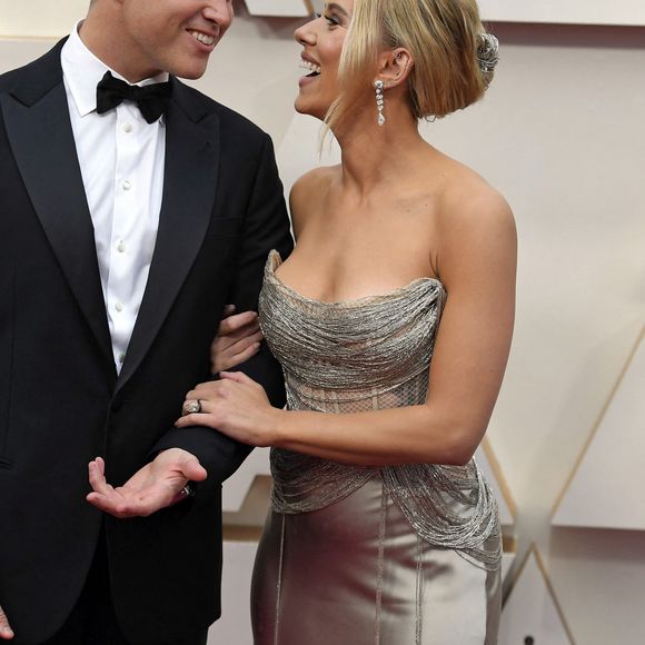 Scarlett Johansson et son mari Colin Jost lors du photocall des arrivées de la 92ème cérémonie des Oscars 2020 au Hollywood and Highland à Los Angeles, Californie, Etats-Unis, le 9 février 2020. 
