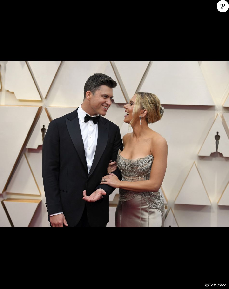 Scarlett Johansson et son mari Colin Jost lors du photocall des arrivées de la 92ème cérémonie des Oscars 2020 au Hollywood and Highland à Los Angeles, Californie, Etats-Unis, le 9 février 2020.