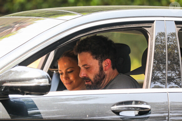 Exclusif - Ben Affleck et Jennifer Lopez s'embrassent tendrement et visitent des maisons dans des domaines sécurisés à Beverly Hills, le 16 juillet 2021.