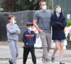 Ben Affleck lors d'une balade avec ses trois enfants Violet, Seraphina et Samuel à Los Angeles le 24 mai 2020.