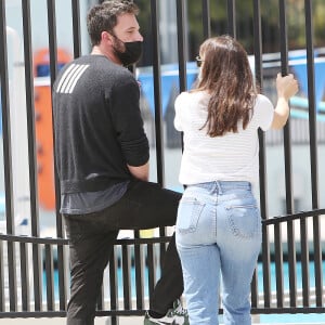 Ben Affleck et son ex-femme Jennifer Garner emmènent leur fils Samuel, 9 ans, à son cours de natation à Los Angeles, le 3 mai 2021.