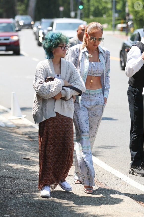 Jennifer Lopez et sa fille Emme ont assisté à la fête "Day of Indulgence Party" organisée par Jennifer Klein à Los Angeles, le 15 août 2021.