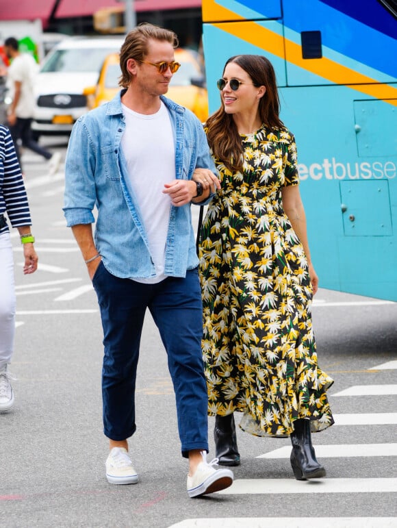 Exclusif - Sophia Bush et son compagnon Grant Hughes font une promenade romantique à New York City, New York, Etats-Unis, le 21 juin 2021.