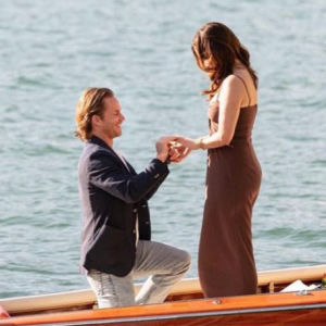 Grant Hughes demande sa compagne Sophia Bush en mariage en bateau, sur le lac de Côme en Italie. Août 2021. Photo par BOTTEGA53 STUDIO®