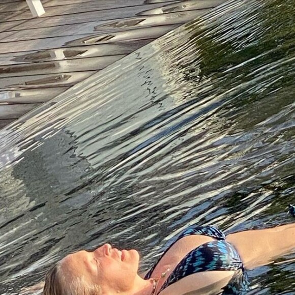 Estelle Lefébure se prélasse dans l'eau. Août 2021.
