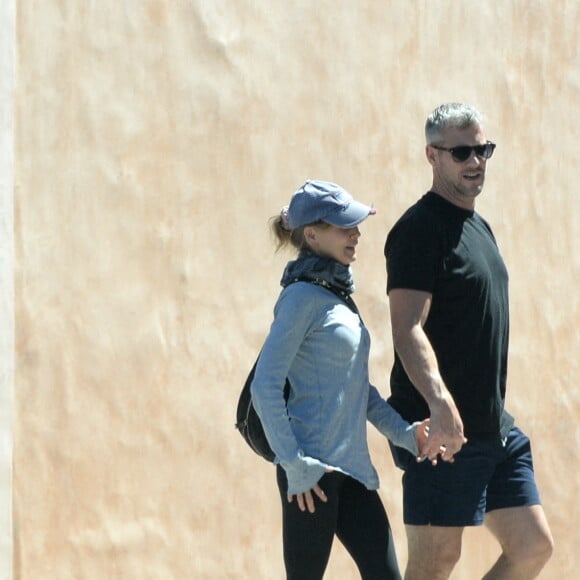 Renée Zellweger et son nouveau compagnon Ant Anstead font une balade romantique à vélo à Laguna Beach, Los angeles, Califirnie, Etats-Unis, le 5 juillet 2021.