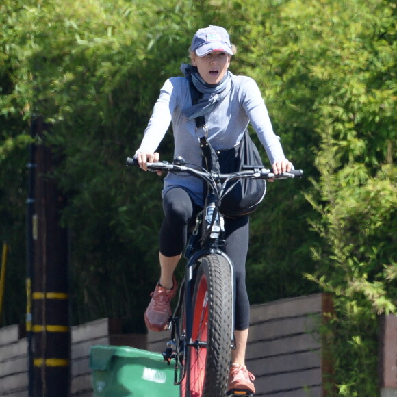 Renée Zellweger et son nouveau compagnon Ant Anstead font une balade romantique à vélo à Laguna Beach, Los angeles, le 5 juillet 2021.