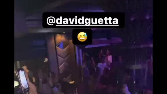 Elvis Guetta fait la fête avec ses parents, David et Cathy Guetta. Le 19 août 2021.