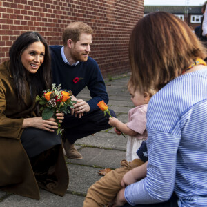 Le prince Harry, duc de Sussex, et Meghan Markle, duchesse de Sussex rencontrent les familles de militaires déployés au centre Broom Farm Community Center à Windsor le 6 novembre 2019.
