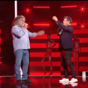Marc Lavoine et son frère Francis dans l'émission "Duos Mystères" sur TF1 le 20 août 2021.