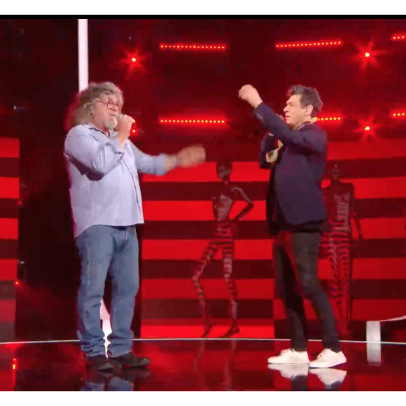 Marc Lavoine et son frère Francis dans l'émission "Duos Mystères" sur TF1 le 20 août 2021.