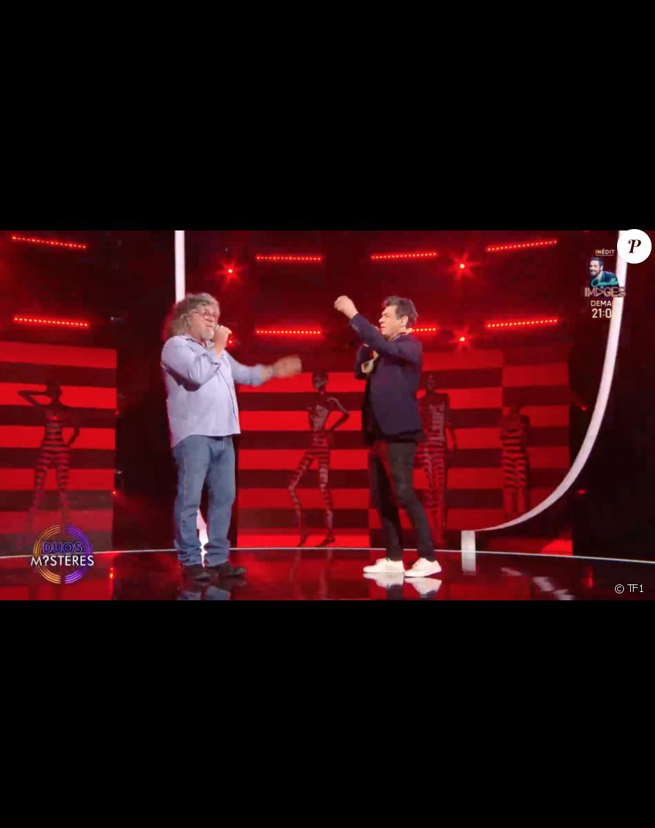 Marc Lavoine et son frère Francis dans l'émission "Duos Mystères" sur TF1 le 20 août 2021.