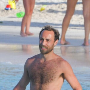 James Middleton et sa fiancée Alizée Thévenet sont en vacances sur la plage de l'hôtel Eden Rock à Saint Barthélémy le 4 janvier 2020.