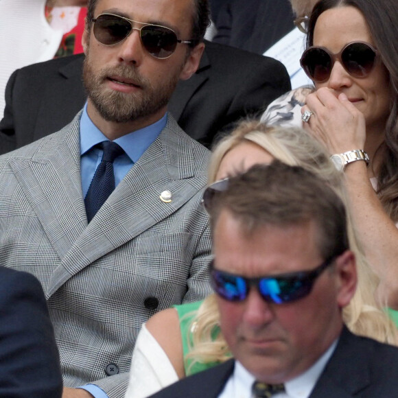Pippa Middleton (Matthews) et son frère James Middleton (habillé en Ralph Lauren) assistent au championnat de Wimbledon à Londres, le 8 juillet 2019. 