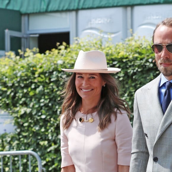 Pippa Middleton (Matthews) et son frère James Middleton (habillé en Ralph Lauren) assistent au championnat de Wimbledon à Londres, le 8 juillet 2019.