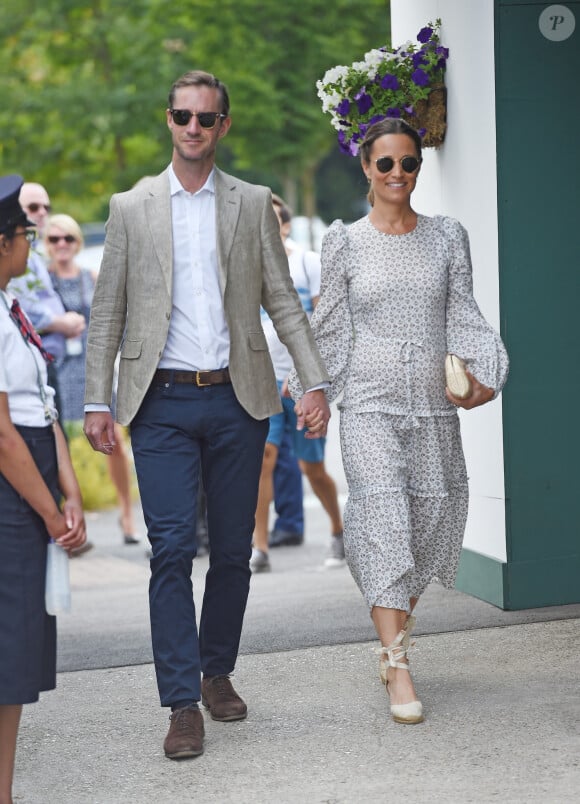Pippa Middleton et son mari James Matthews se tiennent la main alors qu'ils arrivent au stade de Wimbledon à Londres.