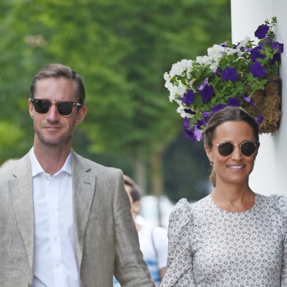 Pippa Middleton et son mari James Matthews se tiennent la main alors qu'ils arrivent au stade de Wimbledon à Londres.