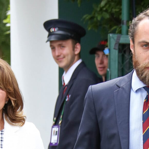 Carole et James Middleton arrivent à Wimbledon à Londres, le 14 juillet 2017