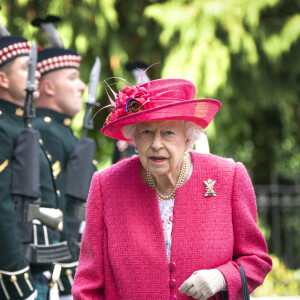 La reine Elisabeth II d'Angleterre lors d'une inspection des troupes de Balaklava Company, 5ème Bataillon du Régiment Royal d'Écosse à Balmoral, Royaume Uni, le 9 août 2021.