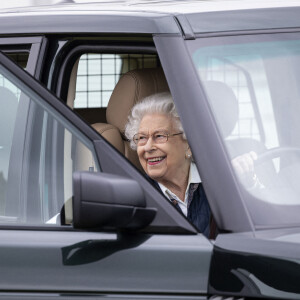 La reine Elisabeth II d'Angleterre, de retour d'Ecosse après la Holyrood Week, assiste à la course hippique "Royal Windsor Horse Show", le 2 juillet 2021 à Windsor. La souveraine est arrivée au volant de son Range Rover.