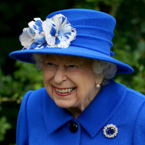 La reine Elisabeth II d'Angleterre visite l'association "Children's Wood Project" à Glasgow, le 30 juin 2021.