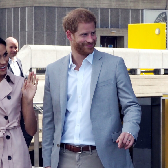 Le prince Harry, duc de Sussex et sa femme Meghan Markle, duchesse de Sussex, arrivent à l'exposition commémorative du centenaire de la naissance de Nelson Mandela au centre Southbank à Londres le 17 juillet 2018