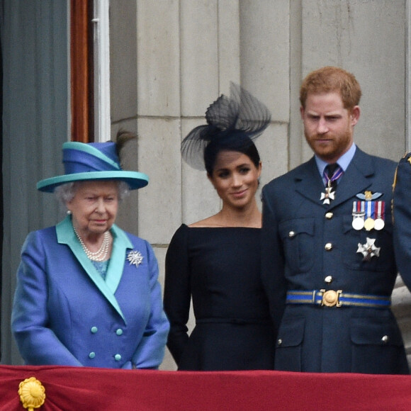 La reine Elisabeth II d'Angleterre, Meghan Markle, duchesse de Sussex, le prince Harry, duc de Sussex, le prince William, duc de Cambridge, Kate Catherine Middleton, duchesse de Cambridge - La famille royale d'Angleterre lors de la parade aérienne de la RAF pour le centième anniversaire au palais de Buckingham à Londres.